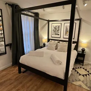 https://ultra-modern-studio-apartment-in-central-exeter.exeterhotels.net