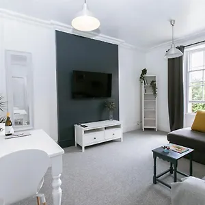 https://private-city-centre-apt-with-free-parking.exeterhotels.net